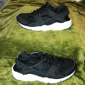 Nike Huaraches. Black Youth Sz. 7 fits Women’s 7.5